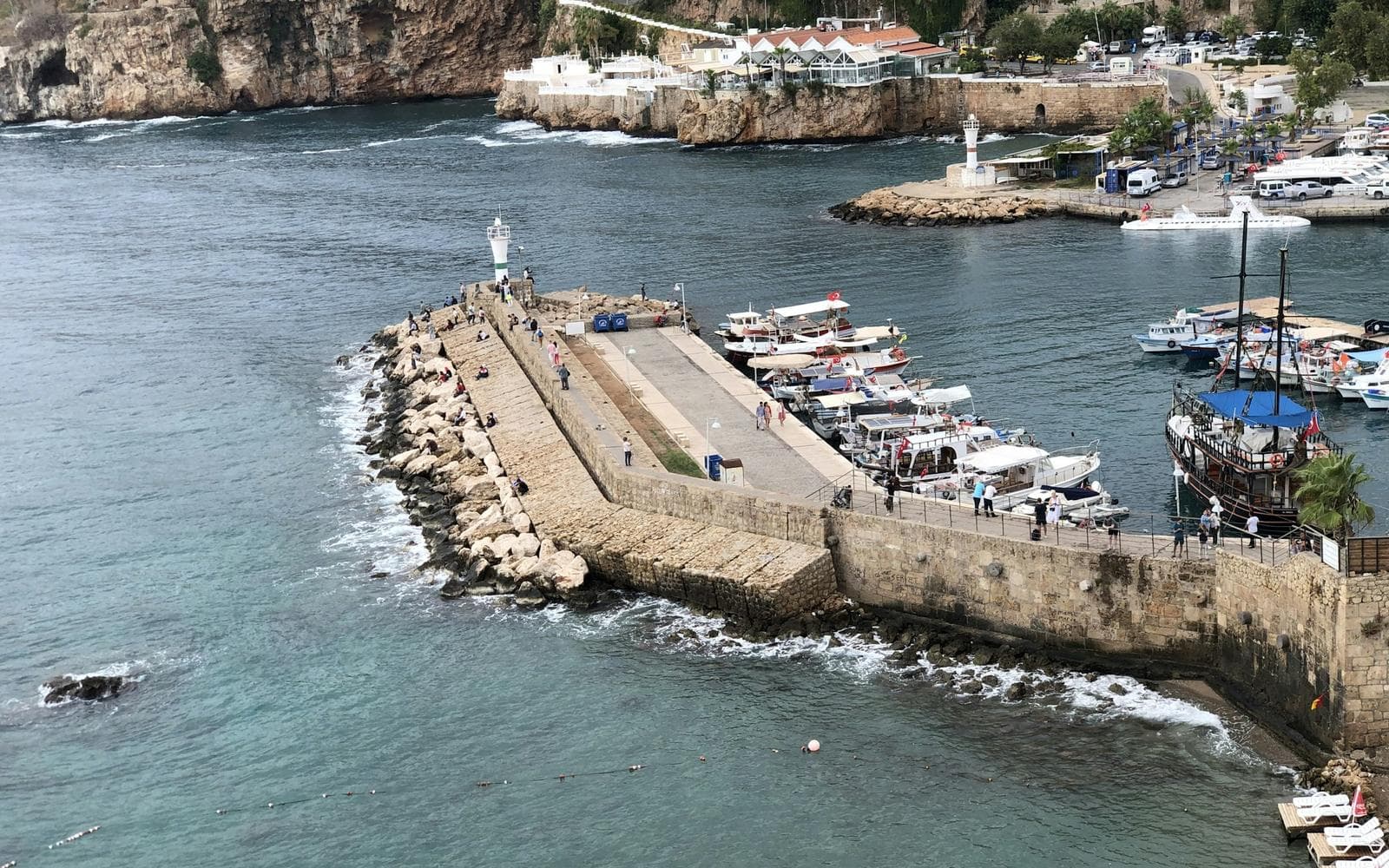Antalyaning Kaleichi eski porti va yaxtalar