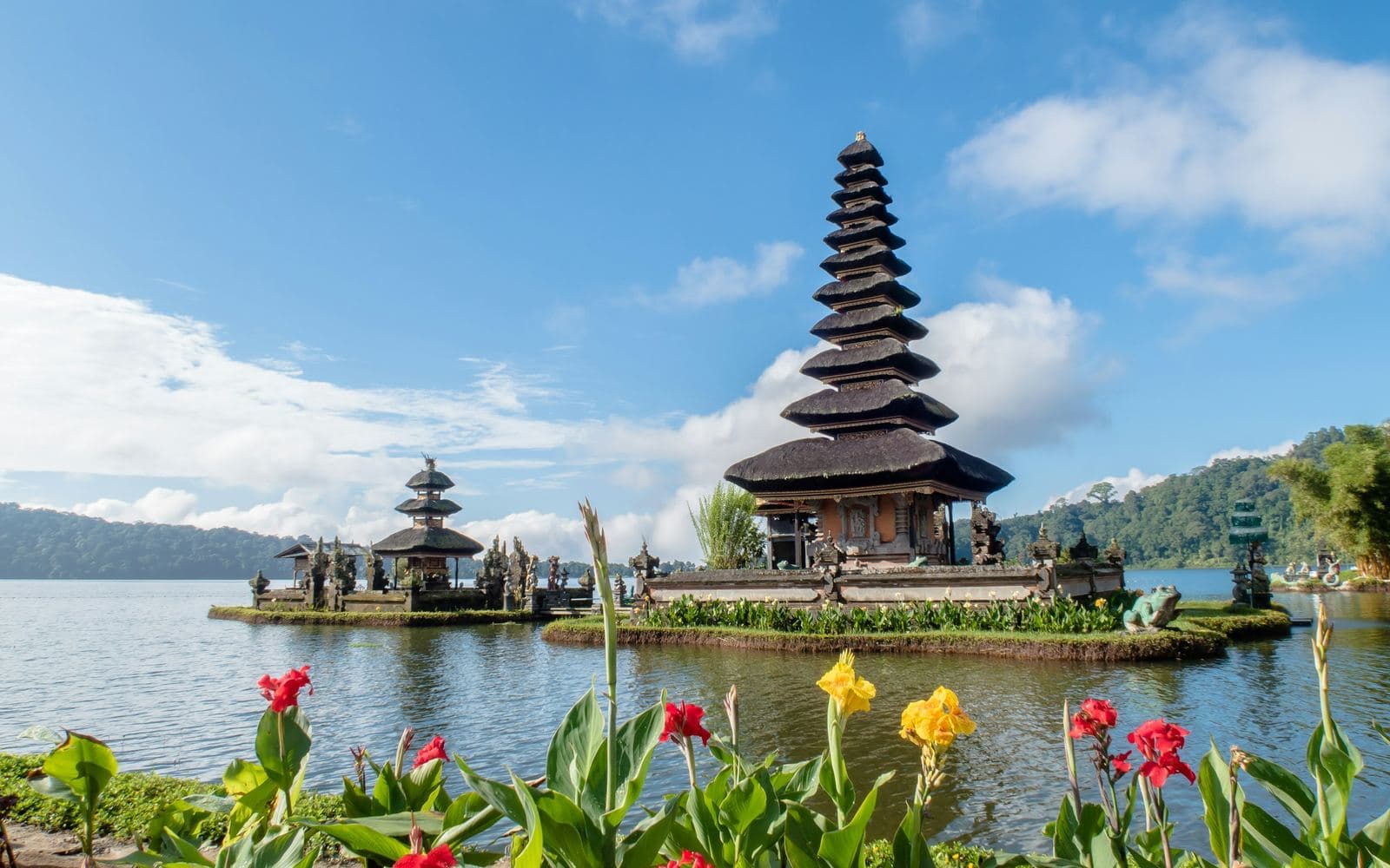 Bratan ko‘lidagi Pura Ulun Danu ibodatxonasi, Bali