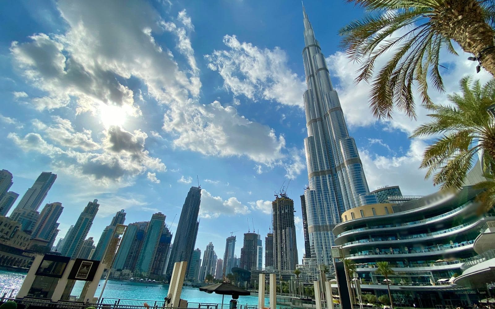 Dubay markazidagi Burj Khalifa va osmono‘par binolar