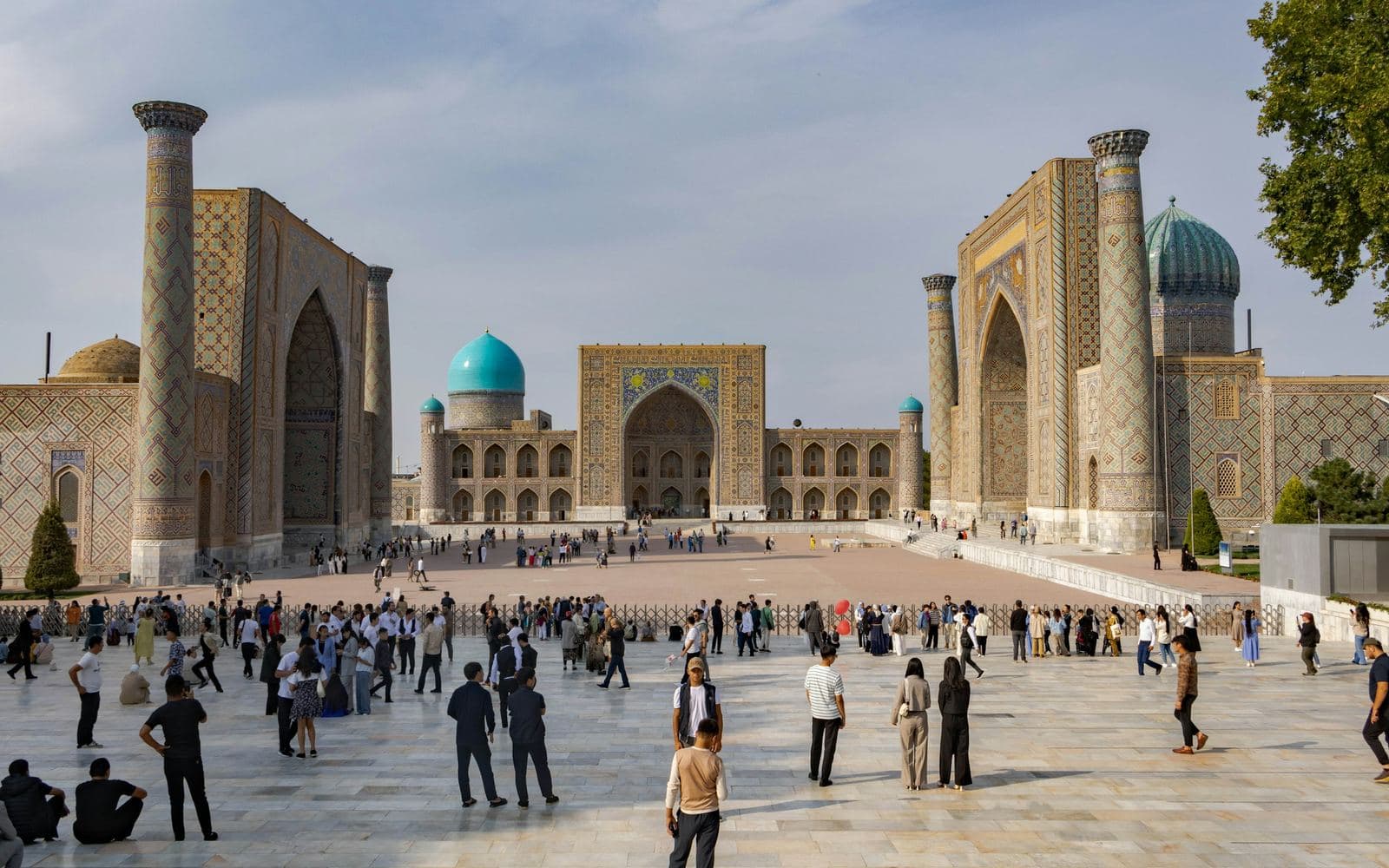 Samarqanddagi Registon maydoni va sayohatchilar