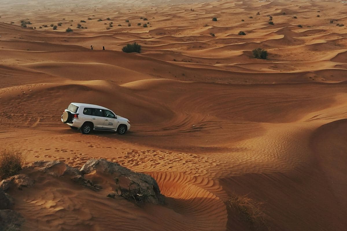 Dubay yaqinidagi qumtepalarda safari avtomobili